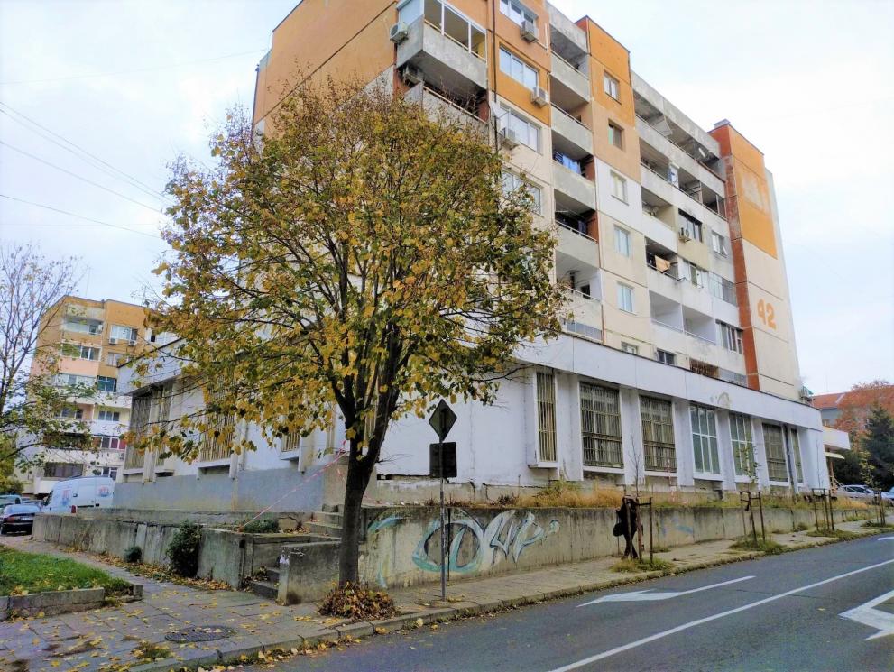 Новият център ще се намира на мястото на вече преместената дирекция "Социално подпомагане" - в блок 42, к-с "Братя Миладинови".