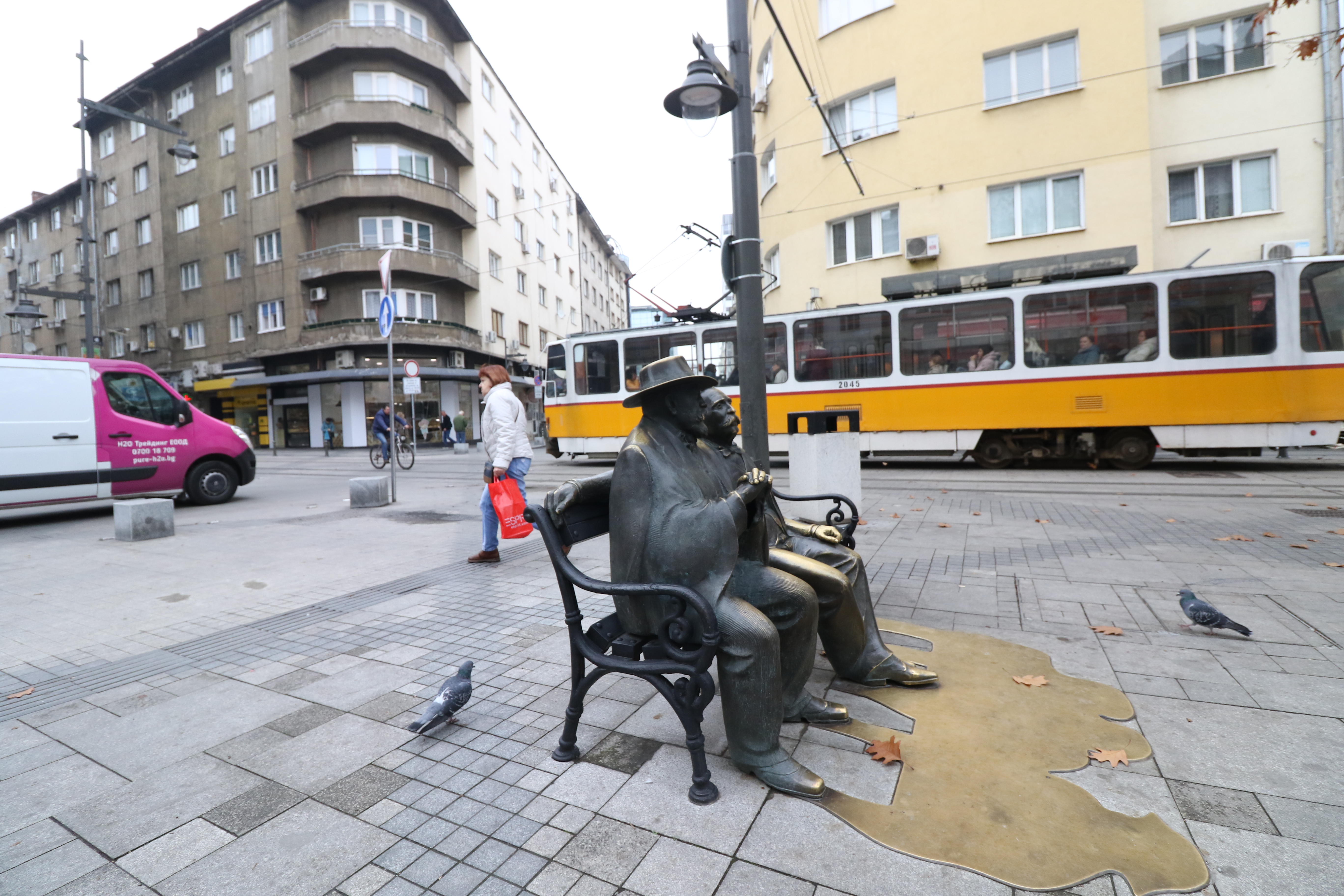 Част от бронзовата статуя на Петко и Пенчо Славейкови от емблематичния площад изчезна. Синът остана без бастуна, на който се подпираше. Без него ръцете на Пенчо Славейков стоят необичайно, сключени като за молитва. Вандализмът сполетя композицията на Георги Чапкънов само около шест месеца, след като бе поставена на обновения площад "Славейков"