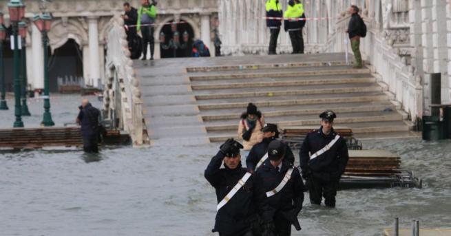 Наводнената Венеция се готви за ново покачване на водите днес