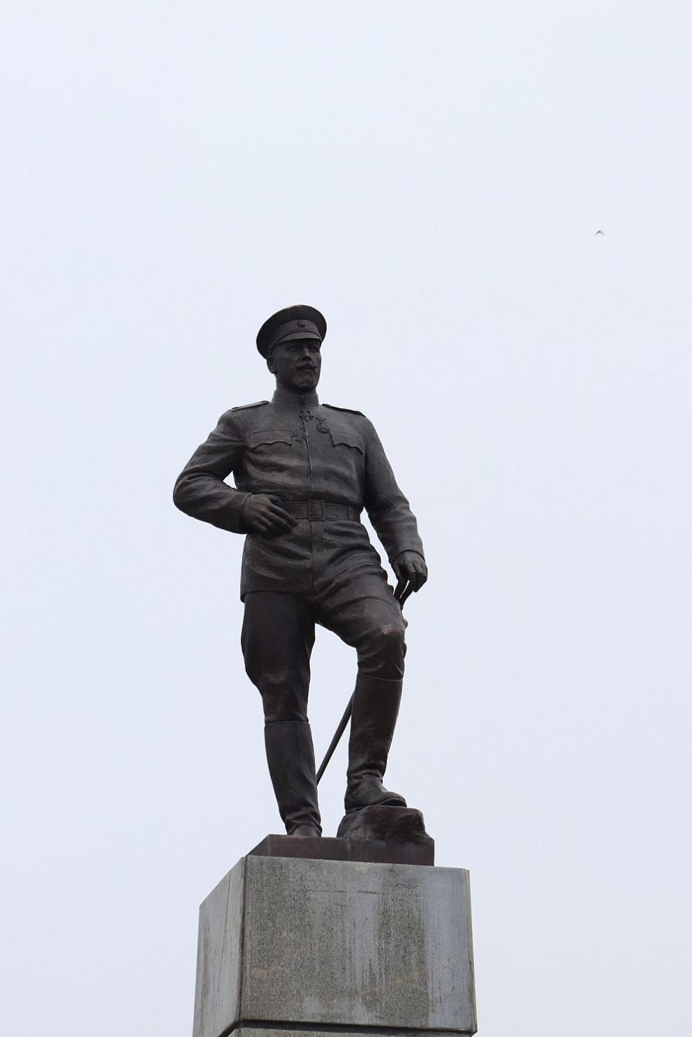  монумент Владимир Вазов 