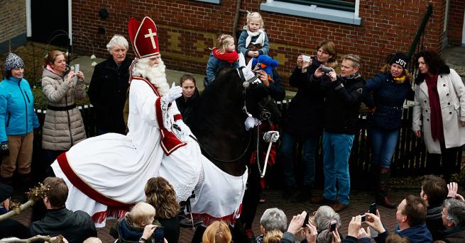 Холандският Дядо Коледа Синтерклас пристигна днес в страната за