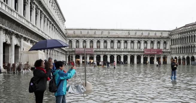 Туристите и жителите на Венеция получиха отново разрешение да обикалят