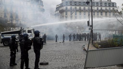  <p>Протестите на &bdquo;жълтите жилетки&rdquo; не престават към този момент година</p> 
