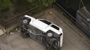 кола настрани обърната