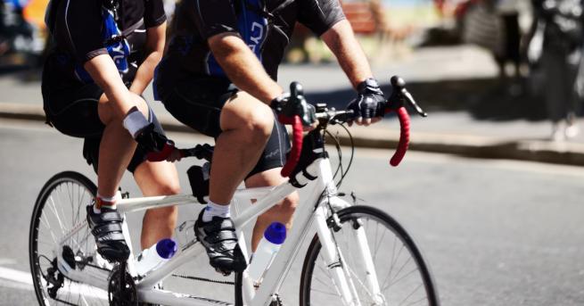 Двама британски лекари поставиха нов Гинес рекорд, като с велосипед