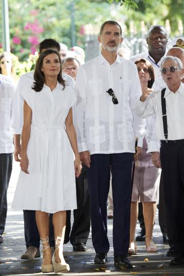<p>В бяла рокля Adolfo Dominguez &ndash; идеален избор за топлите дни.</p>