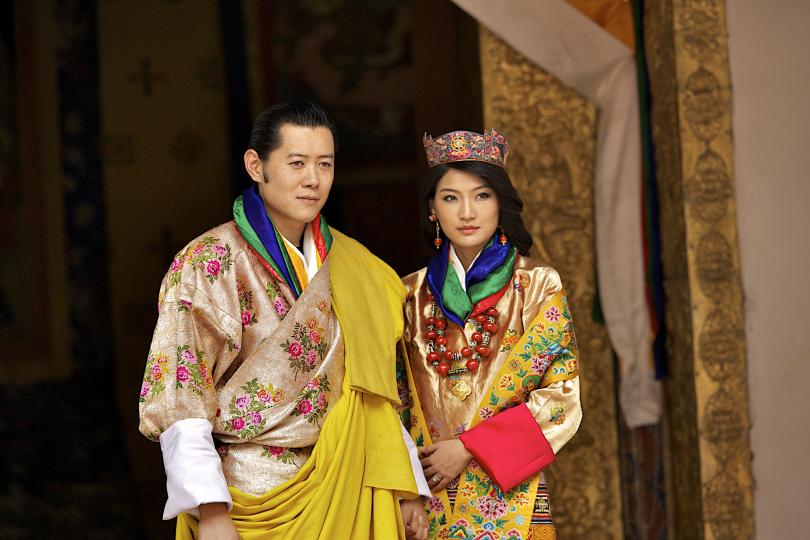 <p><strong>Кралят на Бутан Джигме Кесар Намгел Вангчук</strong></p>

<p>Крал Джигме би могъл да бъде в актьорския състав на &bdquo;Луди богати азиатци&ldquo; с безупречната си холивудска визия. Той и съпругата му, кралица Джетсун Пема, имат едно дете - синът им Гилсей&nbsp;Джигме Намгиел Вангчук.</p>