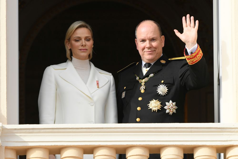 Техни височества на Монако се забавляват от дворцовия балкон