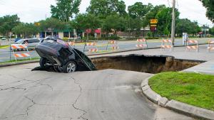 автомобил кола дупка