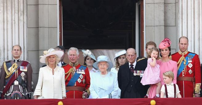 В края на трудна година кралица Елизабет Втора позира за