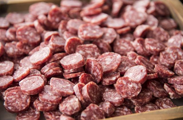 Асоциация Активни потребители“ направи проучване какво съдържат саламите с наименованието