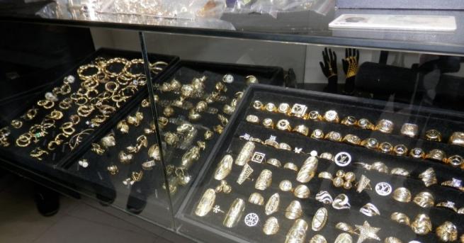 Голямо количество накити от злато без данни за произход са