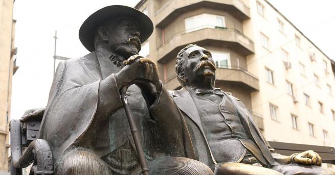 Статуята на баща и син Славейкови на едноименния столичен площад