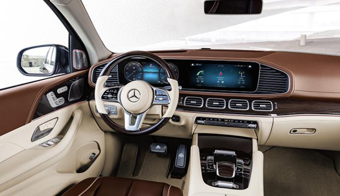  Базовия Mercedes-Maybach GLS разчита на MBUX с два 12,3-инчови дисплея, WiFi, Bluetooth, четири USB-входа и два 11,6-инчови сензорни екрана за пътниците отзад. В стандартното оборудване влиза също аудио система Burmester с 24-канален усилвател и 27 високоговорителя.