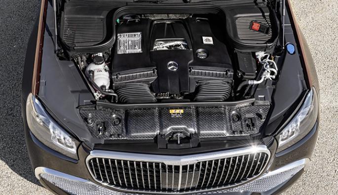  Въпреки индексът 600, Mercedes-Maybach GLS не е оборудван с V12 двигател. Той разчита на 4,0-литров битурбоV8 мотор, 48-волтова хибридна система EQ Boost и система за изключване на половината цилиндри при малко натоварване. Мощността на двигателя възлиза на 558 к.с. и 730 Нм въртящ, но при ускорение EQ Boost дава още 22 к.с. и 250 Нм за кратко време.