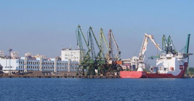 Пристанищата във Варна и Бургас са затворени заради силния вятър