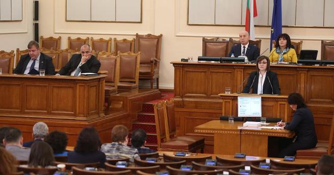 Още в първия работен ден на парламента червената лидерка Корнелия