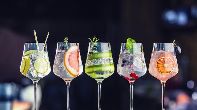 Хотел в Тайланд постави световен рекорд с най-големия коктейл 