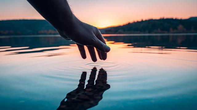 Пастор обърка светена вода и бензин