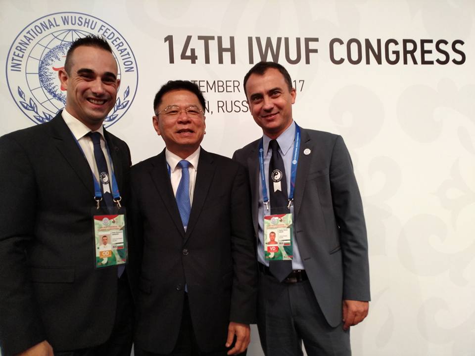от ляво надясно – вицепрезидента на БФУ Петър Драгоев, вицепрезидента на IWUF Антъни Го, президента на БФУ Стефан Колев