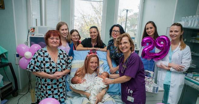 Спасена от смърт родилка прегърна за първи път близнаците си