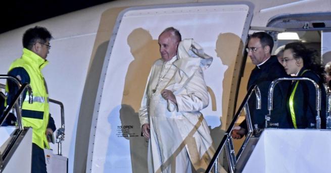 Папа Франциск заклейми злото което носят ядрените оръжия предаде Асошиейтед