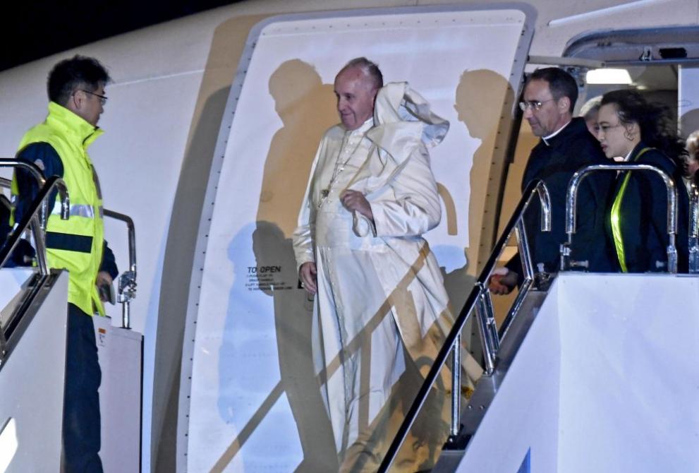 Папа Франциск кацна в Япония