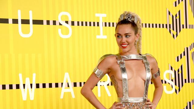 Майли Сайръс се съблече за наградите на MTV (СНИМКИ)