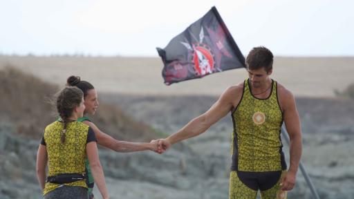  Март напусна 