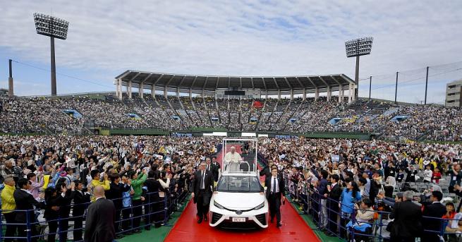 На литургията си днес в Нагасаки папа Франциск се придвижваше