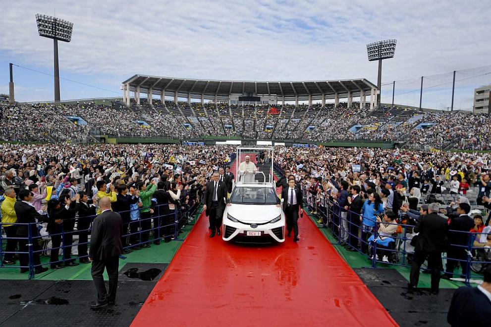 Папа Франциск и неговия папамобил на водородно гориво