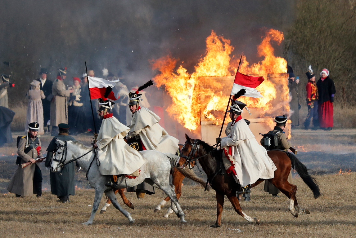 <p>На 5 декември 1812 г. в Сморгон Наполеон предава командването на Мюрат и се оттегля в Париж, Франция. По време на Отечествената война армията на Наполеон губи 550 000 души.</p>