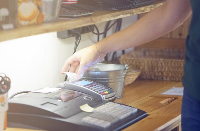 Клиентите имат право да задържат плащането към търговеца, докато не