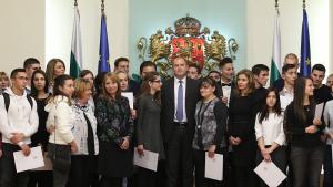 Румен Радев със студенти и ученици