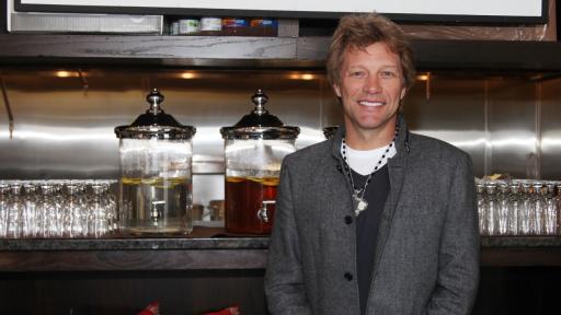  <p>Джон Бон Джоуви <strong>готви за бедни&nbsp;</strong>в своята &bdquo;Кухня за душата&ldquo;<strong>&nbsp;</strong></p> 