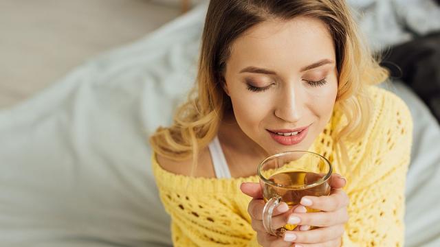 Кой билков чай облекчава стреса и подобрява съня