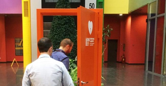 Оранжева врата с логото на дарителската платформа DMS и мотото