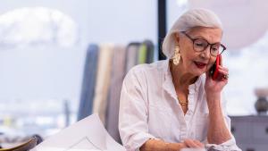 възрастна жена работа