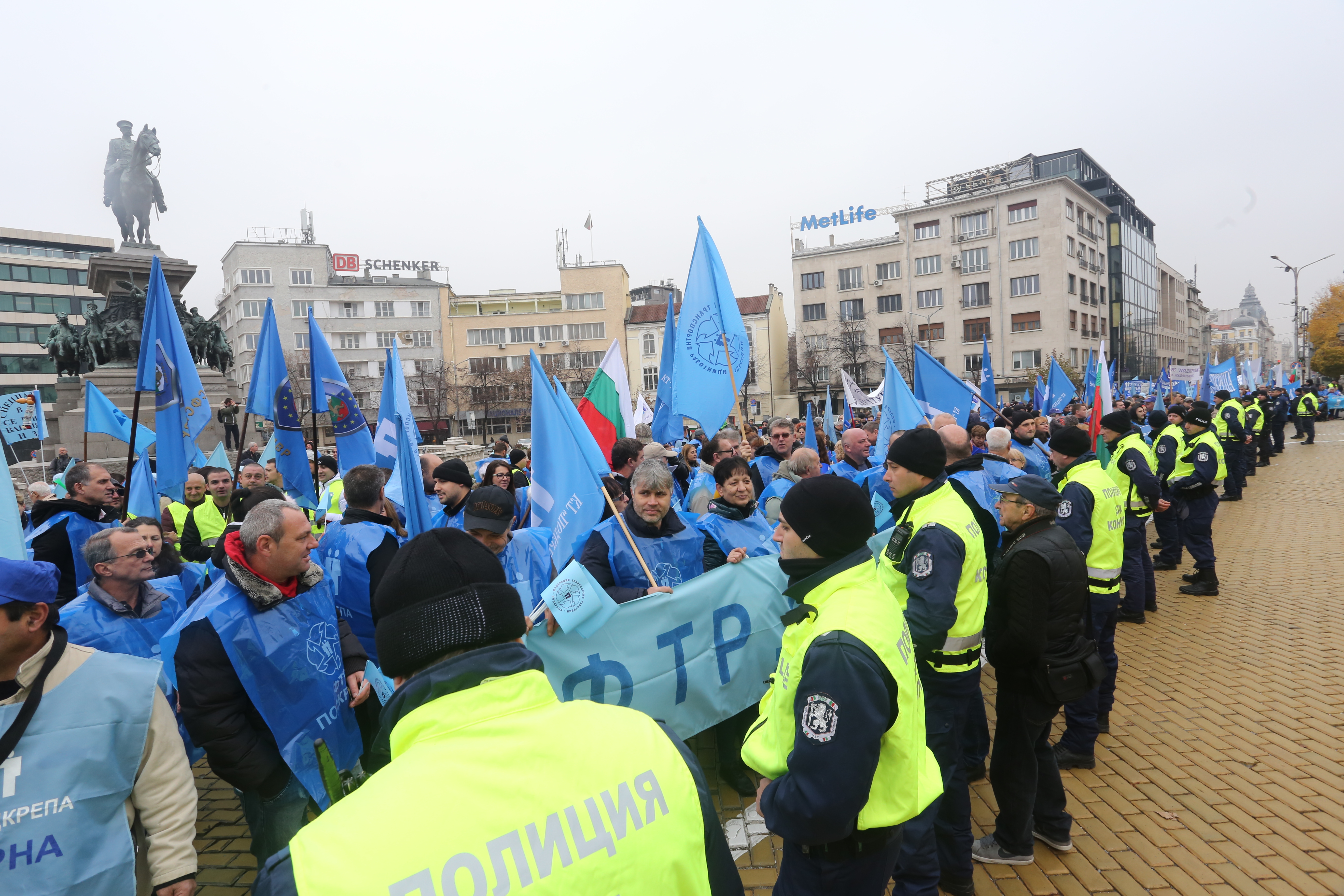 Със скандирания "Болните работници не са престъпници", работещи блокираха движението в части от центъра на София. Недоволството им е предизвикано от предложението на управляващата коалиция първия ден от болничния да не се заплаща.