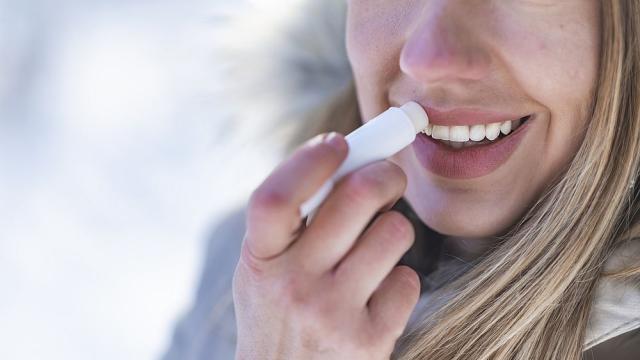 Как да се справим с напуканите от студа устни през предстоящата зима