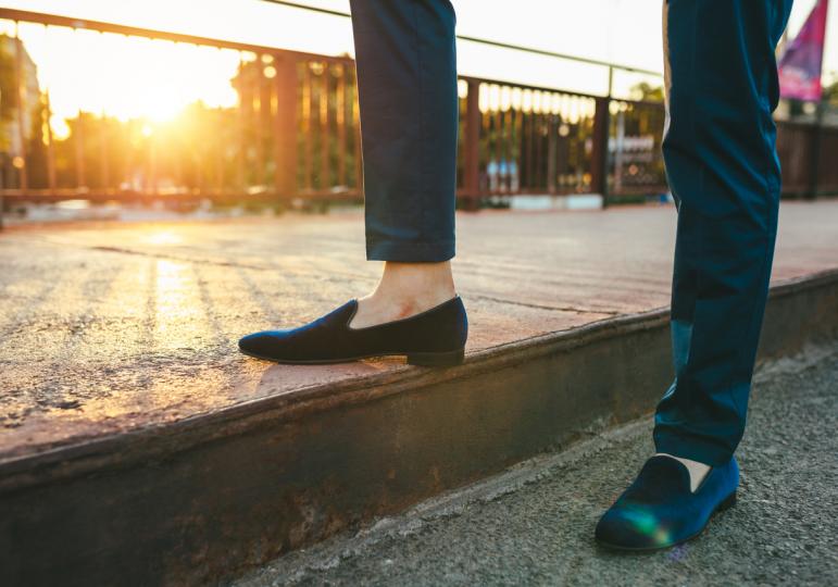 <p>Лоуфъри &ndash; мокасини. Много актуални са тази есен, меки и удобни обувки за ходене всеки ден. Но вероятно мокасините напомнят на някого за Винету и индианците, та реши да ги нарича лоуфъри.&nbsp;</p>