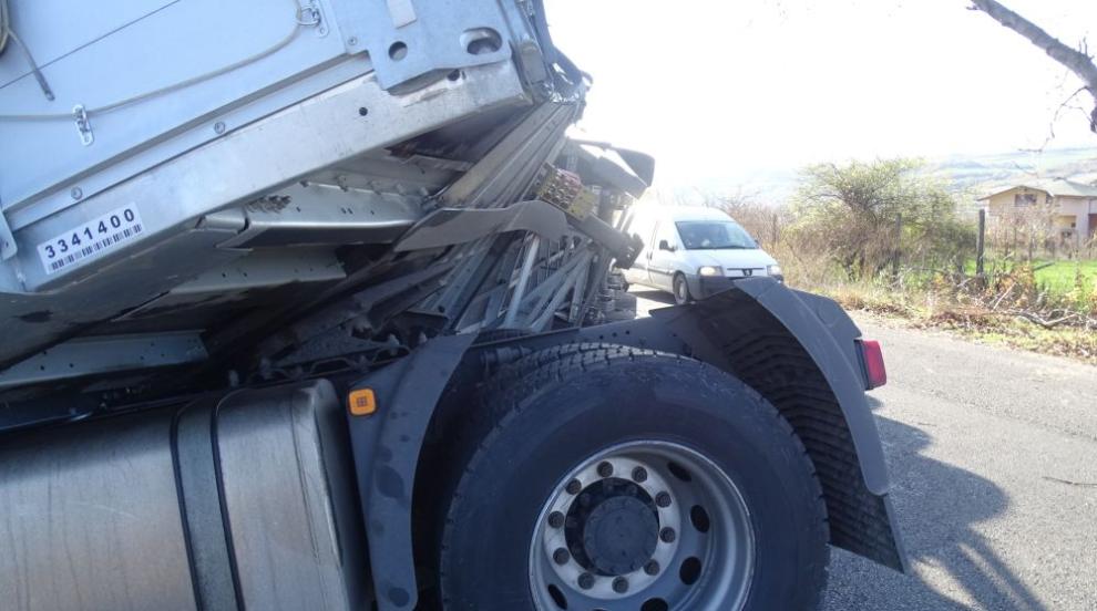 Пътят Омуртаг–Котел временно е затворен заради преобърнал се тир