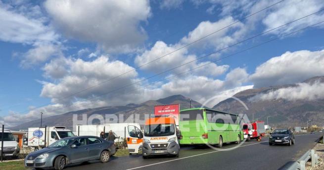 Автобус и лека кола се сблъскаха на изхода на Карлово