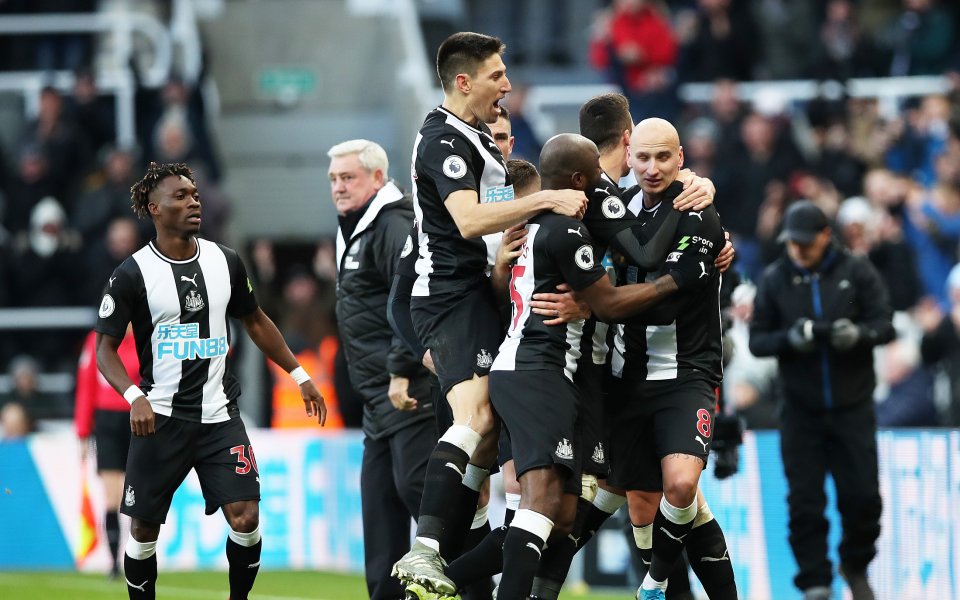 Нападателят на Нюкасъл - Анди Керъл и защитникът - ДеАндре