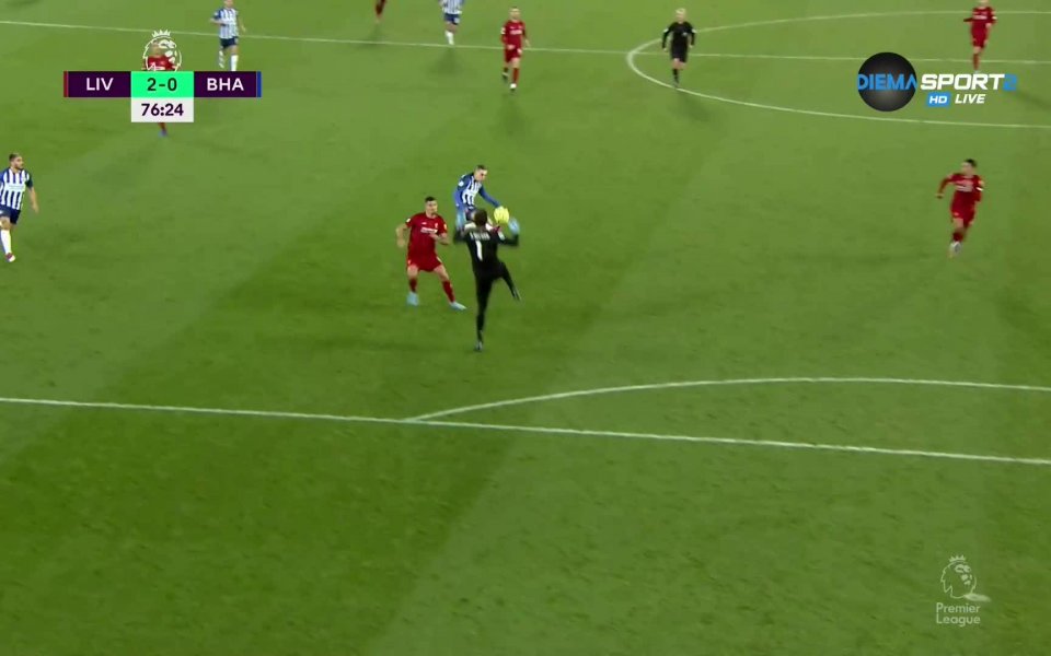 Вратарят на Ливърпул Алисон Бекер получи директен червен картон и