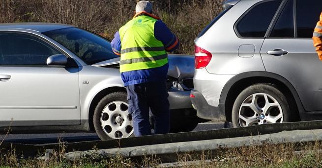 Млада жена пострада леко след верижен сблъсък на три леки