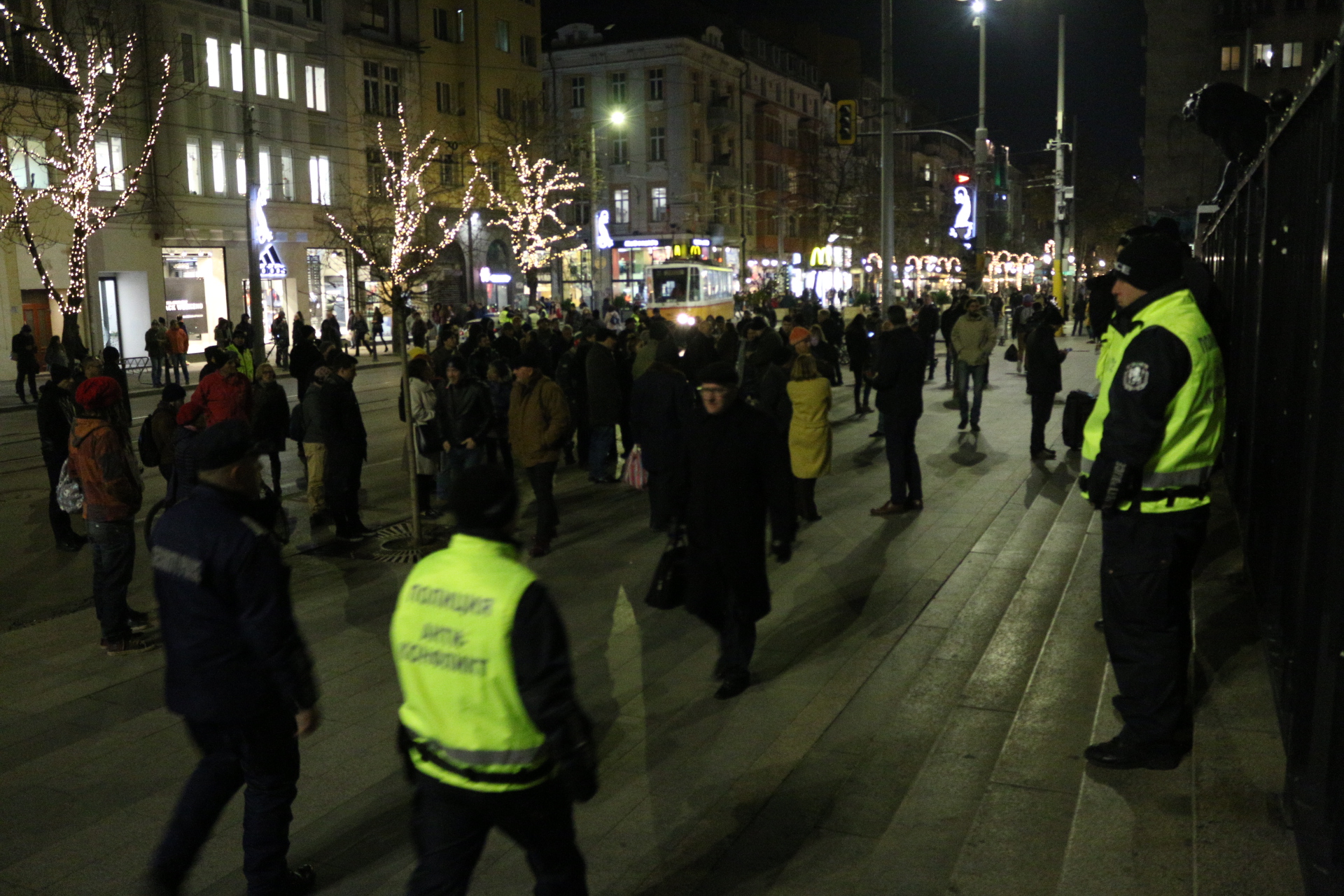 Протестът протича спокойно. В района има засилено полицейско присъствие.