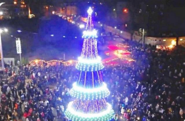 В 18.00 часа поетът Ваньо Вълчев, кметът Димитър Николов и децата от "Фортисимо" ще включат празничните лампички на 18-метровата коледна елха.