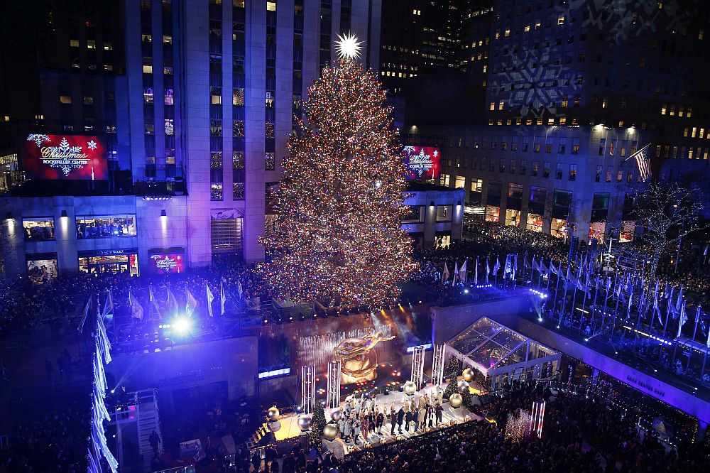 Запалването на светлините на коледното дърво пред Rockefeller Center