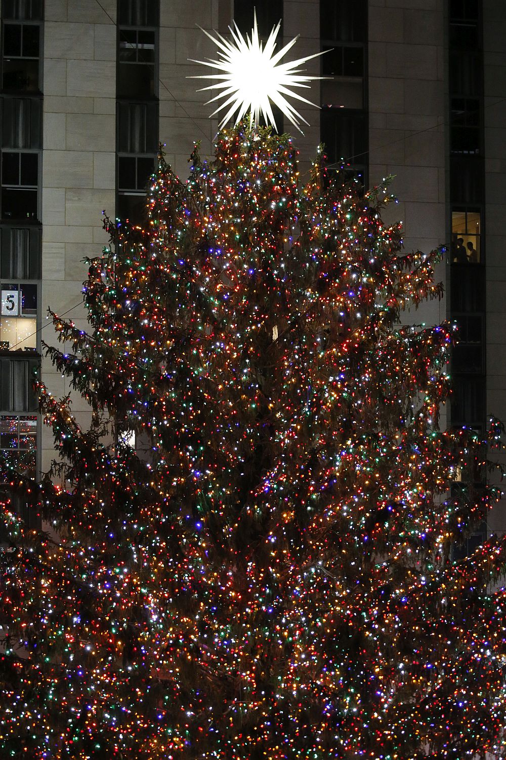 Запалването на светлините на коледното дърво пред Rockefeller Center